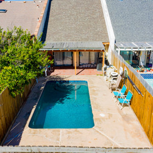 Private Townhome w/private pool 1 block to beach (Sparky’s Pool House)